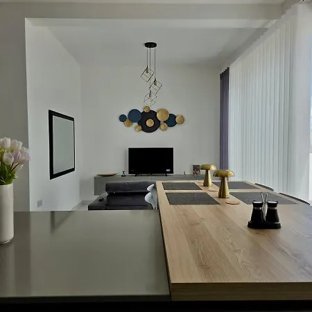 Rooftop Pool, Luxury In