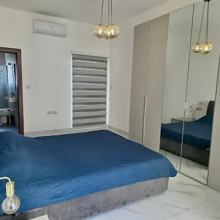 Rooftop Pool, Luxury In *