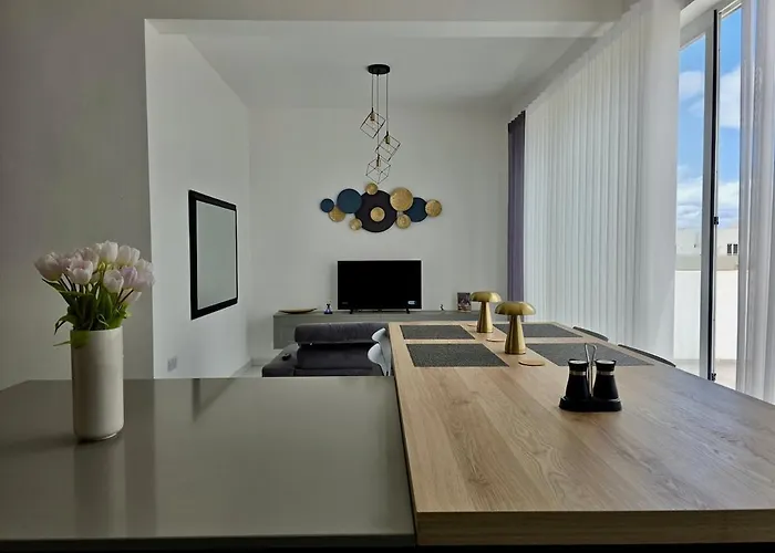 Rooftop Pool, Luxury In