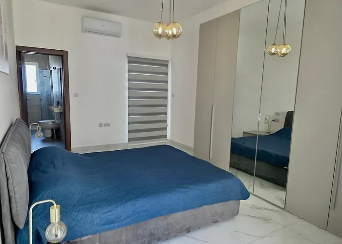 Rooftop Pool, Luxury In *